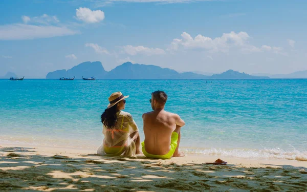 在泰国的Koh Kradan岛上 一对男女度假时坐在海滩上的背面 — 图库照片
