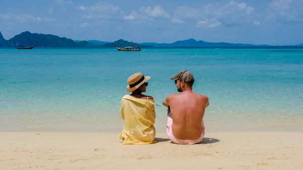 Backside Couple Men Women Sitting Beach Koh Kradan Island Thailand — Stock Photo, Image