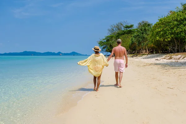 Koh Kradan島のビーチで男と女のカップルタイ 男と女は晴れた日にターコイズ色の海でビーチでリラックス — ストック写真