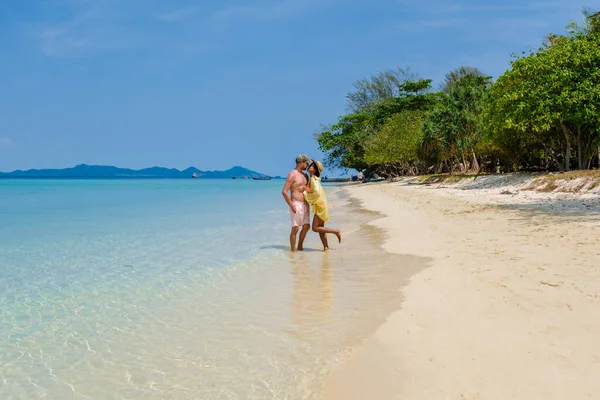 在泰国Koh Kradan岛的海滩上 一对男女情侣在海滩上悠闲自在地享受着绿草屋色的大海 — 图库照片