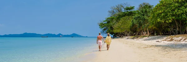 Kilku Mężczyzn Kobiet Plaży Wyspie Koh Kradan Tajlandia Mężczyzn Kobiet — Zdjęcie stockowe