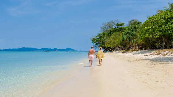 Пара Мужчин Женщин Пляже Таиландского Острова Хедан Мужчины Женщины Отдыхающие — стоковое фото