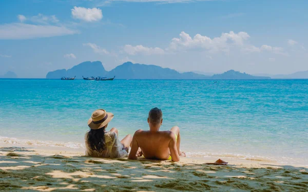 在一个阳光明媚的日子里 坐在泰国Koh Kradan岛海滩上的一对男女的背面 — 图库照片