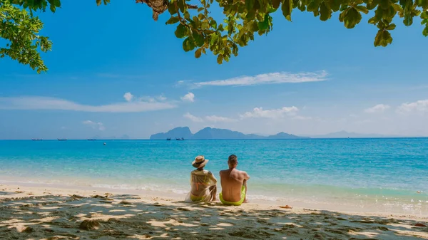 在一个阳光明媚的日子里 坐在泰国Koh Kradan岛海滩上的一对男女的背面 — 图库照片