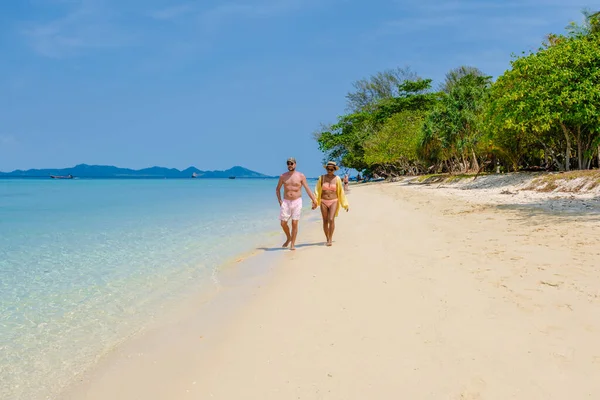 泰国Koh Kradan岛海滩上的一对男女正在度假 在阳光灿烂的一天 男人和女人都在海滩上悠闲自在地享受着草屋色的大海 — 图库照片