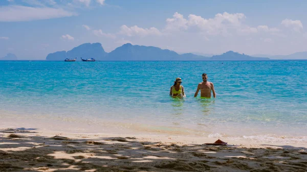 휴가를 즐기고 타이의 코크라 해변에 사람의 — 스톡 사진