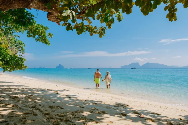 在一个阳光灿烂的日子里 坐在泰国Koh Kradan岛海滩上度假的一对男女的背面 — 图库照片