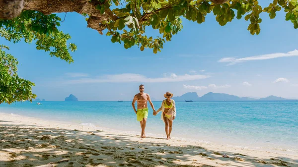 タイの晴れた日に休暇中にタイのKoh Kradan島のビーチを歩く男女のカップル — ストック写真