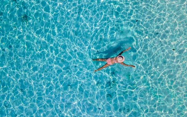 Drone Άποψη Μιας Γυναίκας Που Κολυμπούν Στο Μπλε Turqouse Χρωματιστό — Φωτογραφία Αρχείου