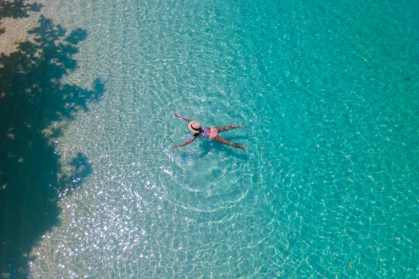 Drone Άποψη Του Μια Ασιατική Γυναίκα Κολύμπι Στο Μπλε Turqouse — Φωτογραφία Αρχείου