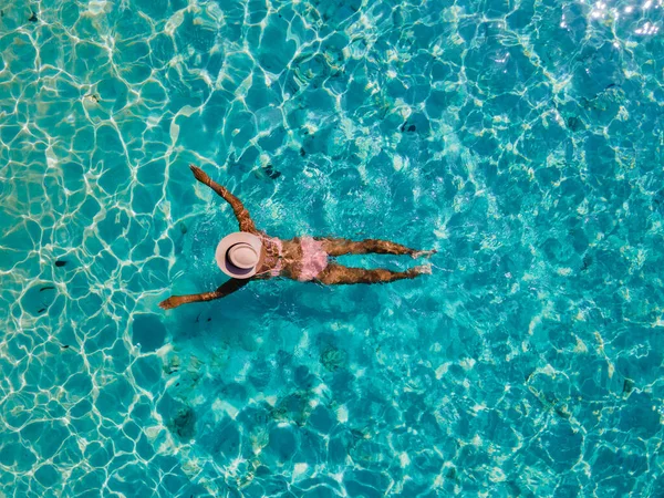 Drone Άποψη Του Μια Ασιατική Γυναίκα Κολύμπι Στο Μπλε Turqouse — Φωτογραφία Αρχείου