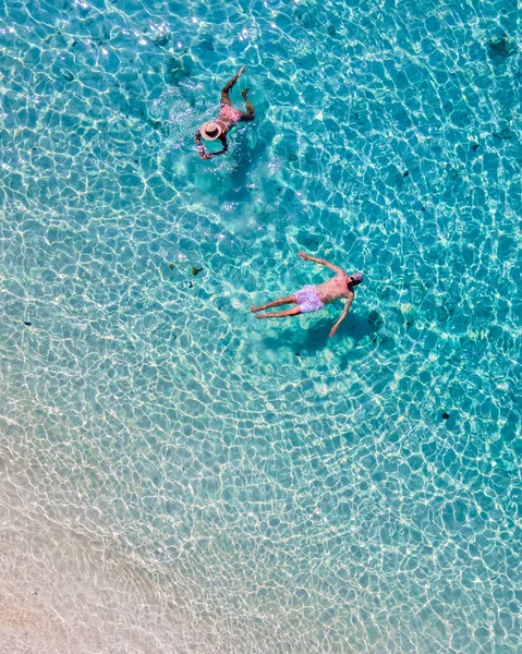 Drone Άποψη Ενός Άνδρα Και Της Γυναίκας Κολύμπι Στο Μπλε — Φωτογραφία Αρχείου