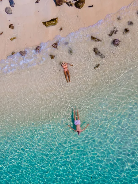 タイのコクラダン島の青いターコイズブルーの海で泳ぐ男女のドローンビュー — ストック写真