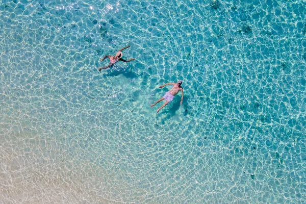 Вид Беспилотника Мужчин Женщин Плавающих Голубом Бирюзовом Океане Острова Крадан — стоковое фото