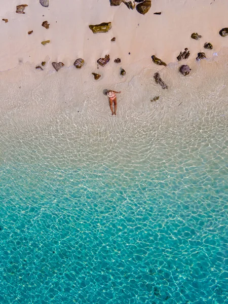 タイのKoh Kradan島の青いターコイズブルーの海で泳ぐ女性のドローンビュー — ストック写真