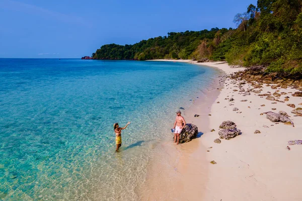 タイのKoh Kradan島のビーチでのドローンビュー タイでの休暇中にKoh Kradan島Trang上空の空中ビュー — ストック写真