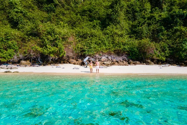 มมองโดรนท ชายหาดของเกาะครานาดานในประเทศไทย มมองทางอากาศเหน อเกาะครานาดาน ชายและผ งสองสามคนบนชายหาดในช วงว นหย ดในประเทศไทย — ภาพถ่ายสต็อก
