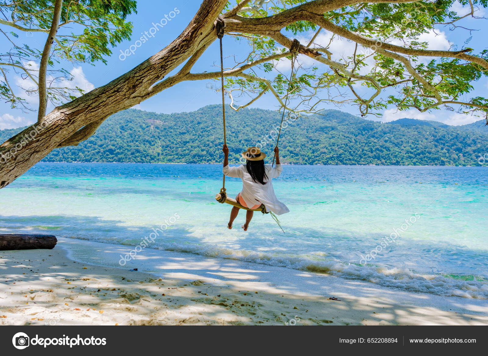 Mujer Balanceándose Bajo Árbol Columpio Playa Koh Lipe Island Sur