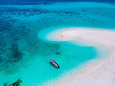 Koh Lipe Adası Güney Tayland 'da beyaz bir kumsalda, turkuaz renkli okyanuslar ve Ko Lipe' deki beyaz kumsallı kumsalda bir çift kadın ve erkek..