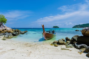 Koh Lipe Adası 'nın önündeki Kla Adası sahilinde turkuaz renkli okyanusları ve kayaklı beyaz kumlu plajları olan bir çift. 
