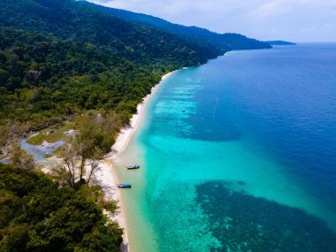 Koh Adang Adası Koh Lipe Adası yakınlarındaki Güney Tayland 'da turkuaz renkli okyanuslar ve Ko Lipe' de beyaz kumlu plajlar. Tarutao Ulusal Parkı
