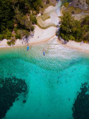 Koh Adang Adası Koh Lipe Adası yakınlarındaki Güney Tayland 'da turkuaz renkli okyanuslar ve Ko Lipe' de beyaz kumlu plajlar. Tarutao Ulusal Parkı