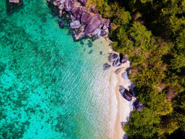 Koh Adang Adası Koh Lipe Adası yakınlarındaki Güney Tayland 'da turkuaz renkli okyanuslar ve Ko Lipe' de beyaz kumlu plajlar. Tarutao Ulusal Parkı