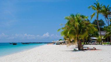 Koh Lipe Adası Güney Tayland Turkuaz renkli okyanusları ve Tayland 'da yaz tatilinde Ko Lipe' de beyaz kumlu plajları var.