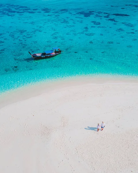 タクシー色の海と白い砂浜の砂州がある南タイのコリペ島の海の白い砂州で晴れた日に — ストック写真