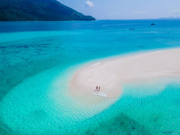 南タイのコリペ島の海にある白い砂州の男性と女性のカップル そしてターコイズ色の海と白い砂浜の砂州は 晴れた日にコ — ストック写真
