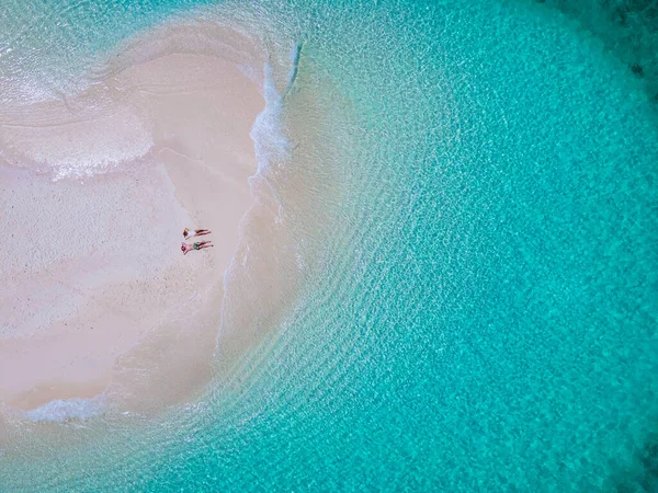Пара Мужчин Женщин Белом Песчаном Берегу Океане Острова Липе Koh — стоковое фото