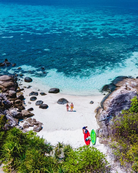 Ζευγάρι Στην Παραλία Του Νησιού Kla Μπροστά Από Νησί Koh — Φωτογραφία Αρχείου