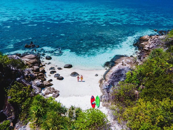 タイ南部のコリペ島の前にあるKla島のビーチでカヤックとターコイズブルーの海と白い砂浜を持つカップルKo Lipe — ストック写真