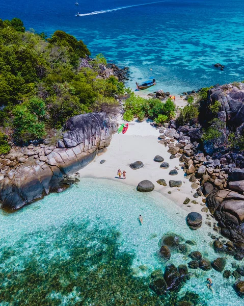 Coppia Sulla Spiaggia Kla Island Fronte Koh Lipe Island Thailandia — Foto Stock