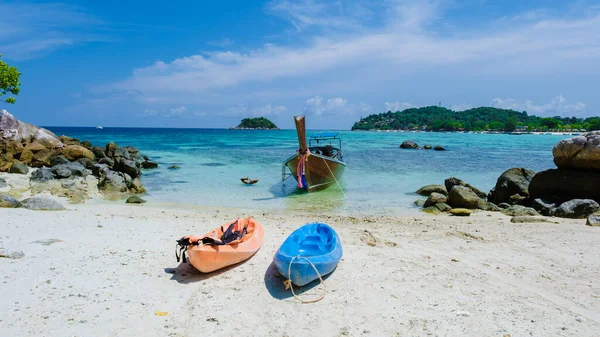 タイ南部のコリペ島の前にあるKla島のビーチでカヤックとターコイズブルーの海と白い砂浜を持つカップル — ストック写真