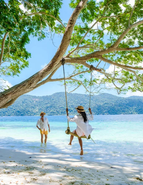 Par Hombres Mujeres Están Playa Con Columpio Cuerda Isla Koh —  Fotos de Stock