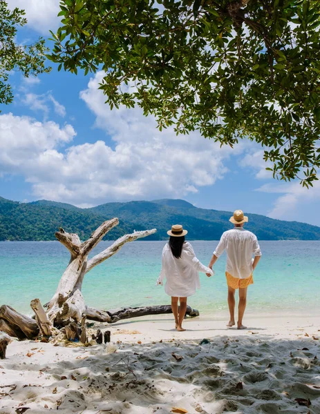 Männer Und Frauen Entspannen Sich Strand Der Südthailändischen Insel Koh — Stockfoto