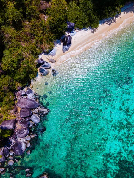タクシー色の海と白い砂浜があるタイ南部のコリペ島の近くにあるコ アダン島 太魯閣国立公園 — ストック写真