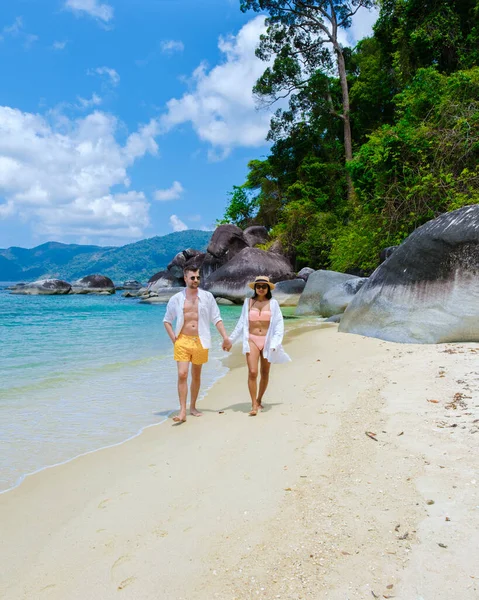 Pareja Hombres Mujeres Playa Trajes Baño Isla Koh Adang Cerca —  Fotos de Stock