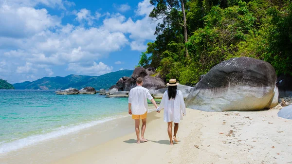 Paar Mannen Vrouwen Het Strand Zwemkleding Koh Adang Island Bij — Stockfoto