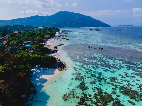 タクシー色の海と白砂のビーチとコリペ島南タイ — ストック写真