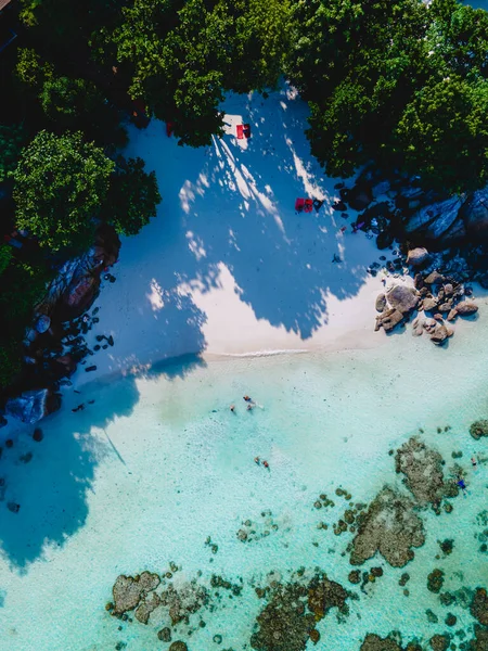 タクシー色の海と白砂のビーチとコリペ島南タイ — ストック写真