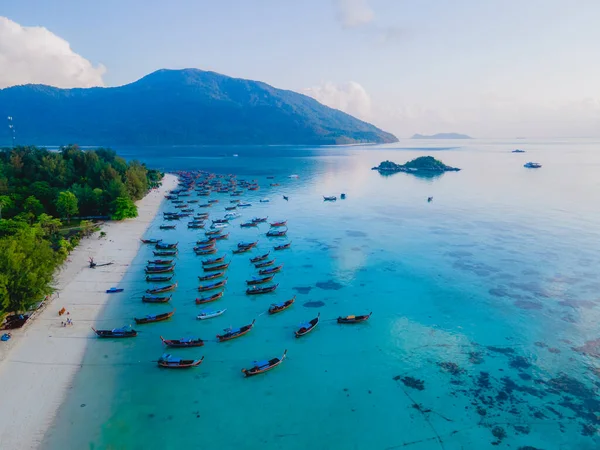 タークース色の海と白い砂浜を持つ南タイのコリペ島の青い海のロングテールボート Lipe — ストック写真