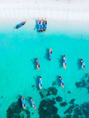 Güney Tayland 'daki Koh Lipe Adası' nın mavi okyanusunda uzun kuyruklu tekneler.