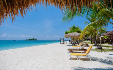 Koh Lipe Adası Güney Tayland Turkuaz renkli okyanusları ve Tayland 'da yaz tatilinde Ko Lipe' de beyaz kumlu plajları var.