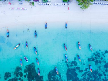 Koh Lipe Adası 'nın mavi okyanusunda turkuaz renkli okyanusları ve beyaz kumlu kumsalları olan uzun kuyruklu tekneler. 