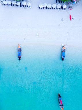 Koh Lipe Adası 'nın mavi okyanusunda uzun kuyruklu tekneler Güney Tayland ve turkuaz renkli bir okyanus. 