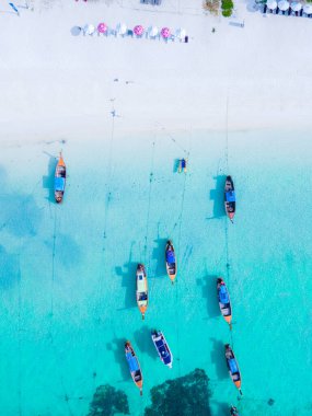 Koh Lipe Adası 'nın mavi okyanusunda uzun kuyruklu tekneler Güney Tayland ve turkuaz renkli bir okyanus. 