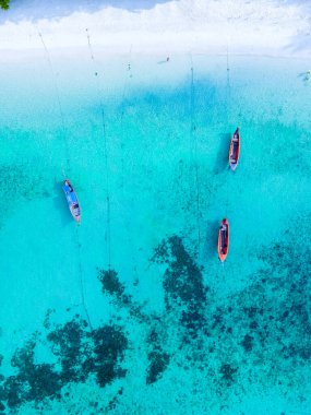Koh Lipe Adası 'nın mavi okyanusunda uzun kuyruklu tekneler. Güney Tayland' da turkuaz renkli okyanuslar ve Ko Lipe 'de beyaz kumlu plajlar..