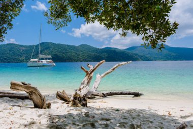 Koh Lipe Adası Güney Tayland Turkuaz renkli okyanusları ve Ko Lipe 'de beyaz kumlu plajları var. Tarutao Ulusal Parkı, Koh Rawi Adası